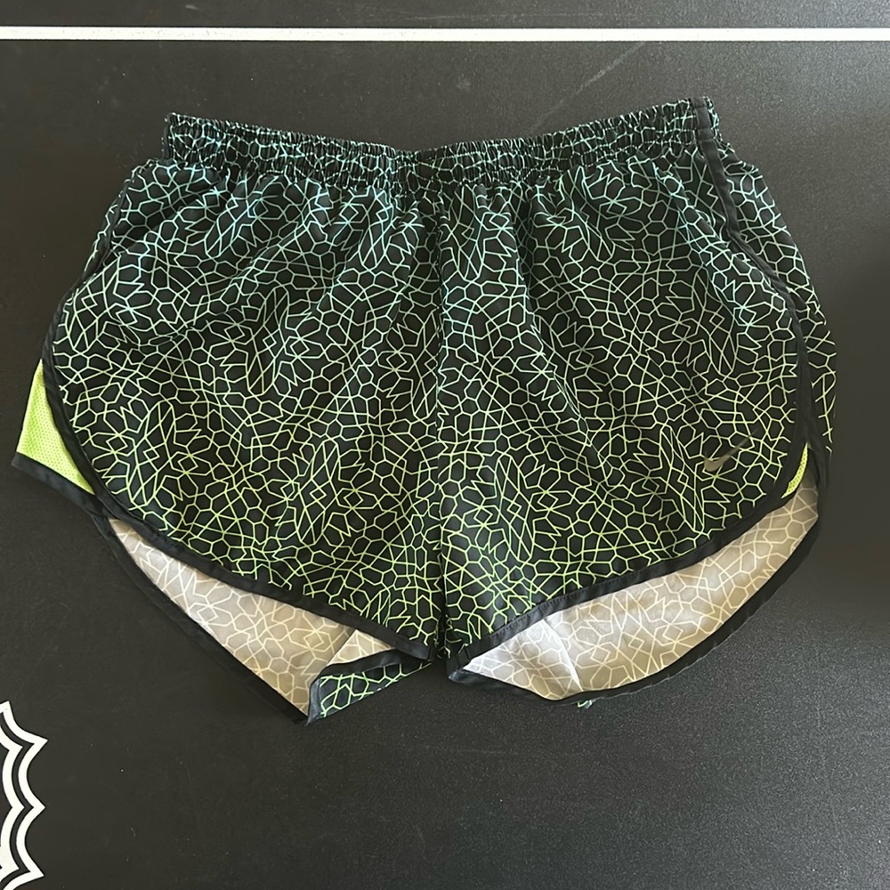 Nike Women’s modern tempo shorts 3”